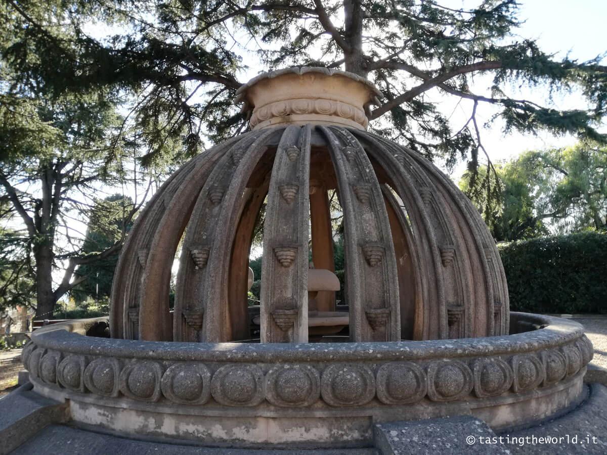 Fontana a forma di arancio @ Villa Grock a Imperia